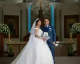Para młoda w kościele, gotowa na ślub. Kiedy płaci się księdzu za ślub, ważne jest, by wszystko było dopięte na ostatni guzik.