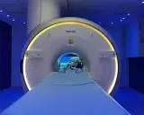 Nowoczesny rezonans magnetyczny z podwodnym widokiem w środku. Jak przetrwać rezonans magnetyczny? Relaks i spokój pomogą.
