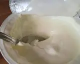 Cremiger Joghurt mit Löffel. Der Unterschied zwischen griechischem Joghurt und Joghurt griechischer Art ist die Textur.