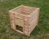 Un composteur maison en bois, prêt à accueillir vos déchets verts pour un jardin plus écologique.