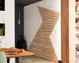Une porte transformée en œuvre d'art avec des lattes de bois, une idée de diy deco murale moderne et épurée.