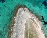 Scogliere rocciose e acque cristalline vicino a Gallipoli città.