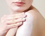 Delikatna skóra ramienia smarowana kremem. Składnik methylisothiazolinone zapewnia ochronę i nawilżenie.