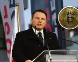 Sławomir Mentzen przemawia, a obok niego widnieje złoty symbol bitcoina, sugerując jego zainteresowanie kryptowalutami.