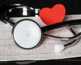Stetoskop i czerwone serce na tle zapisu EKG. Dbamy o Twoje nt probnp.