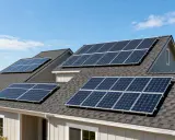 Panele fotowoltaiczne na dachu domu, gotowe do produkcji czystej energii. Budowa panelu fotowoltaicznego to krok w stronę ekologii.