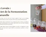 Un homme verse de l'eau dans des bocaux contenant des fruits, préparant le levain pour un pain au levain artisanal.