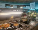 Buffet con verdure miste, bistecca alla griglia e purè di patate. Un'ottima opzione per il tuo pacchetto bevande Royal Caribbean.