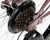 Kaseta z siedmioma przełożeniami, widoczna jest nazwa Shimano. Idealna do miejskich wypraw.