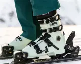 Jasne buty narciarskie Salomon na nartach, widziane z bliska.