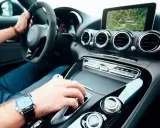 Mano en la palanca de cambios de un coche deportivo moderno, demostrando que los coches eléctricos tienen marchas.