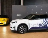Deux Renault 5 électriques, une jaune et une blanche décorée pour un essai, présentées devant le logo Renault Group.