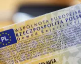 Fragment dowodu rejestracyjnego pojazdu z napisem "Dowód Rejestracyjny" i flagą PL.