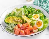 Kolorowa sałatka z łososiem, awokado, jajkiem i kiełkami – idealna na dietę niskowęglowodanową.