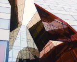 Kista Science Tower speglar himlen i sina geometriska glasfasader, en modern arkitektonisk juvel.