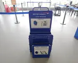 Niebieska miarka bagażu podręcznego British Airways na lotnisku. Sprawdź wymiary swojego bagażu kabinowego.