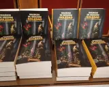 Pile di libri "Soledad" di Maurizio De Giovanni, con la trama che promette un dicembre intenso per il Commissario Ricciardi.