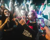Młoda Leosia, niczym oliwka z Brazylii, śpiewa dla tłumu, który nagrywa ją telefonami.