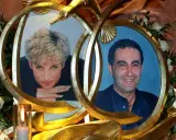 Cornice dorata con ritratti di Lady Diana e Dodi Al-Fayed, un omaggio commovente che ricorda l'anello Lady Diana originale.