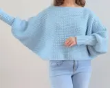 Niebieski sweter na szydełku z szerokimi rękawami. Ten sweter na szydełku wzór jest idealny na chłodne dni.
