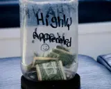 Barattolo trasparente con banconote, scritto "Highly Appreciated". Chissà se si danno mance ai tassisti in Italia?