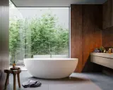 Mała łazienka w stylu spa z wolnostojącą wanną i widokiem na bambusowy ogród. Drewniane akcenty i kamienne płytki tworzą relaksującą atmosferę.