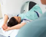 Pacjentka leży w skanerze tomografii komputerowej, badanie może pomóc zdiagnozować metaplazję pęcherza moczowego objawy.