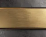 Plaque en laiton brossé, fixée par quatre vis, prête pour un projet de comment décaper du laiton.