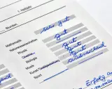 Zeugnis mit vielen guten Noten in Fächern wie Mathematik und Physik. Ein Schüler freut sich über gute Noten.