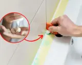Jak usunąć silikon? Na dłoń wyciskany jest środek, którym następnie narzędziem usuwa się stary silikon z wanny.