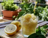 Un refrescante granizado de limón con menta, perfecto para aprender como hacer granizado casero.