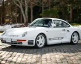 Weißer Porsche 959 S auf Kopfsteinpflaster. Ein Klassiker, dessen 959 Porsche Preis Kenner begeistert.