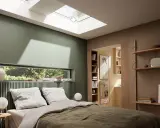 Chambre paisible avec mur vert sauge. Le vert s'harmonise avec le bois clair et le lin, créant une ambiance douce.