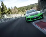Grüner Porsche GT3 RS auf der Nordschleife, jagt eine neue Bestzeit.