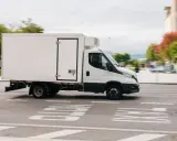 Biała chłodnia na podwoziu Iveco Daily, idealna do transportu towarów wymagających niskiej temperatury. Posiadanie prawa jazdy C1 pozwala na prowadzenie tego typu pojazdu.