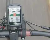 Na ekranie licznika rowerowego Garmin widać dane z jazdy: prędkość 20 km/h, dystans 4.69 km, tętno 144 bpm (sr. 143, hr max 159), wysokość 90 m, temperaturę 5.3°C i spalone kalorie 161.