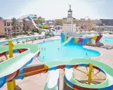 Kolorowy aquapark Parrotel Aqua Park Resort z basenami, zjeżdżalniami i statkiem pirackim.