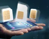 Dłoń trzyma smartfon, nad którym unoszą się karty SIM. Dowiedz się, jak zarejestrować kartę SIM Plus.