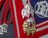 Detaljerade samiska smycken i silver och guld, som visar deras rika betydelse och hantverk.