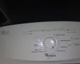 Czerwona lampka "Serwis" na pralce Whirlpool AWE 4516/P oznacza awarię. Warto sprawdzić instrukcję, co oznacza serwis w pralce Whirlpool.