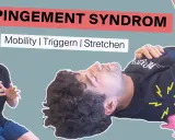 Mann mit Impingement-Syndrom in ungünstiger Schlafposition. Ein Trainer erklärt Mobilität und Triggerpunkte.
