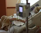 Pacjentka na oddziale, podłączona do aparatury. To obraz hemodializy, która jest formą dializy.