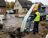 Arbeiter führen Sanierungsarbeiten an Abwasserleitungen durch, um die Einhaltung von Vorschriften zu gewährleisten.