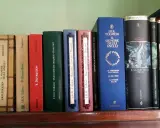 Una collezione di altri libri dall'autore di Il Signore degli Anelli, tra cui Il Silmarillion e vari racconti.