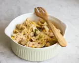 Pyszna sałatka z makaronem farfalle, kukurydzą i pieczarkami marynowanymi w kremowym sosie, gotowa do podania.