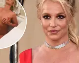 Britney Spears naken i badkar, med en blomma som täcker hennes intima delar. Bredvid syns hennes ansikte i närbild.