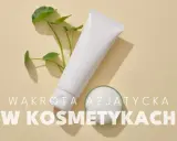Biała tubka kosmetyku i gałązka z listkami, obok małe naczynie z pianą. Wąkrota azjatycka w kosmetykach.