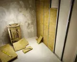 Isolering av glasull pågår. Tänk på att glasull farligt, använd skyddsutrustning vid hantering.