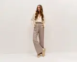 Elegancka kobieta w luźnych spodniach i koszuli. Lyocell: wady i zalety tego materiału w modzie.