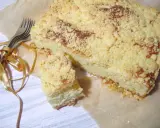 Prosty przepis na ciasto drożdżowe na dużą blachę. Puszyste ciasto z kruszonką, idealne na rodzinne spotkanie. Obok widelce i złota wstążka.